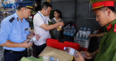 Người bán hàng thừa nhận rót nước lã vào vỏ chai nhãn hiệu nổi tiếng