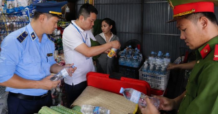 Người bán hàng thừa nhận rót nước lã vào vỏ chai nhãn hiệu nổi tiếng