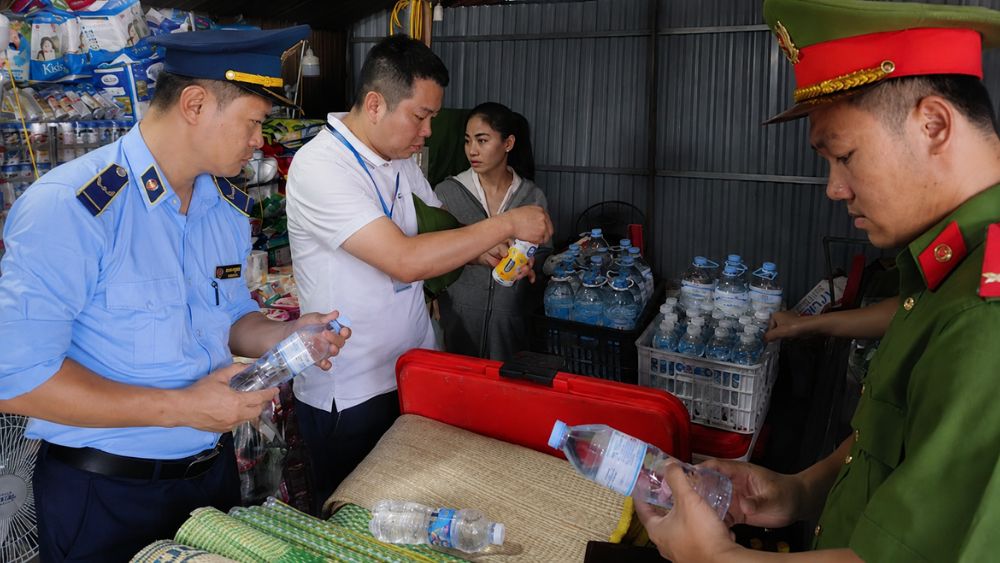 Phát hiện người phụ nữ tự rót nước vào vỏ chai mang nhãn hiệu nổi tiếng để bán cho người nhà bệnh nhân tại Nghệ An.