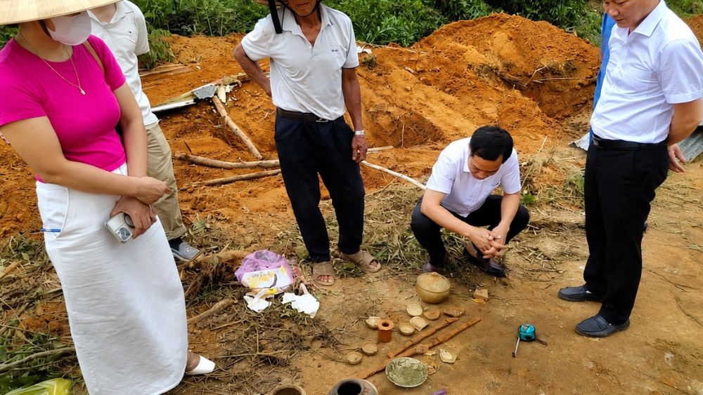 Khai quật mộ cổ ở Nghệ An, lực lượng chức năng phát hiện nhiều hiện vật, trong đó có 2 kiếm sắt và đồ gốm.