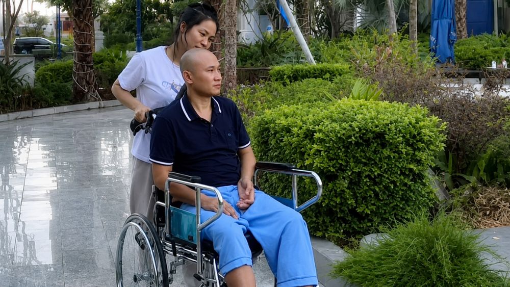Sau tai nạn, anh Cường bị liệt tứ chi và đang kiên trì phục hồi chức năng, với sự chăm sóc, đồng hành của người vợ 28 tuổi.