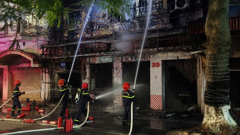 Cháy lớn tại quán bánh mì Vợ Anh ở Hải Phòng khi lửa từ bếp gas lan nhanh. Công an huy động lực lượng khống chế đám cháy.