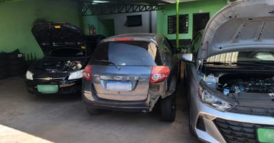 Ô tô văng vào gara đỗ lọt giữa hai xe sau cú va chạm