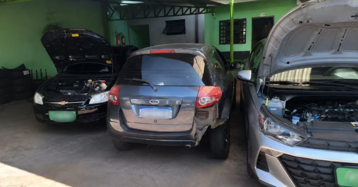 Ô tô văng vào gara đỗ lọt giữa hai xe sau cú va chạm