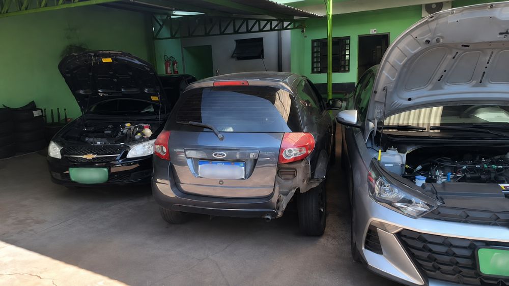 Ôtô bất đắc dĩ chui vào gara sau va chạm, đỗ gọn giữa hai xe khác mà không gây thêm va chạm. Xem tình huống hy hữu này.