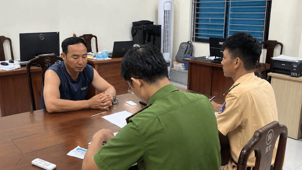 Nguyễn Văn Thành, đối tượng bị truy nã về tội đánh bạc, bị CSGT Huế phát hiện và bắt giữ khi đang di chuyển trên xe khách.