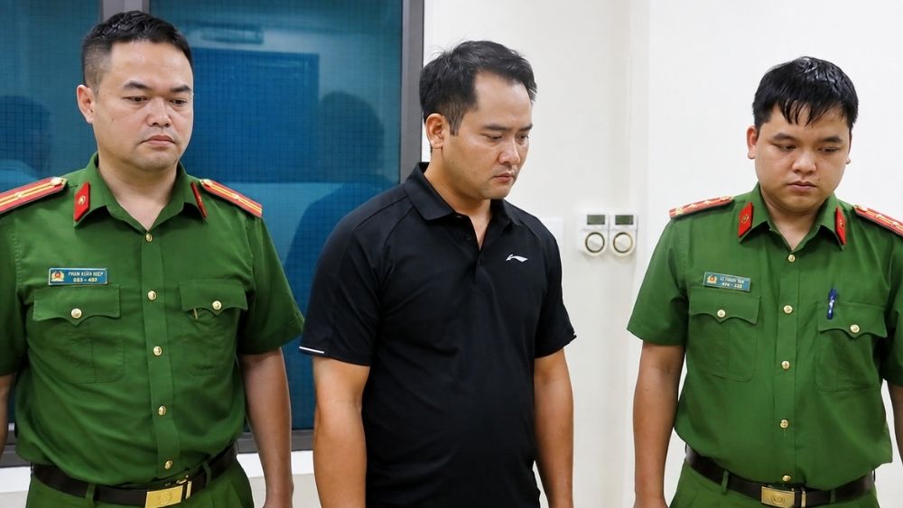Giám đốc Nguyễn Văn Anh bị bắt trong vụ bờ kè đổ sau bão Yagi, liên quan sai phạm trong đấu thầu và thi công công trình.