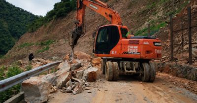 Đá lớn lăn xuống tỉnh lộ 543D, hất văng hàng rào sắt