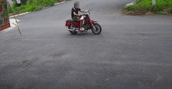 Bệnh nhân tâm thần trốn viện, lấy xe máy của người dân ở Đắk Lắk rồi bỏ chạy. Công an nhanh chóng truy tìm và đưa người này về an toàn.