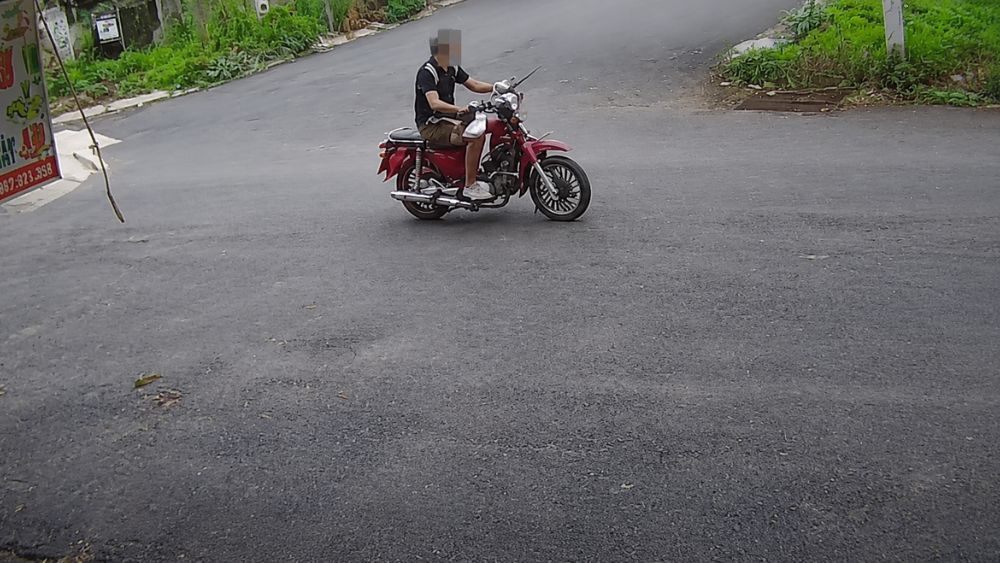 Bệnh nhân tâm thần trốn viện, lấy xe máy của người dân ở Đắk Lắk rồi bỏ chạy. Công an nhanh chóng truy tìm và đưa người này về an toàn.
