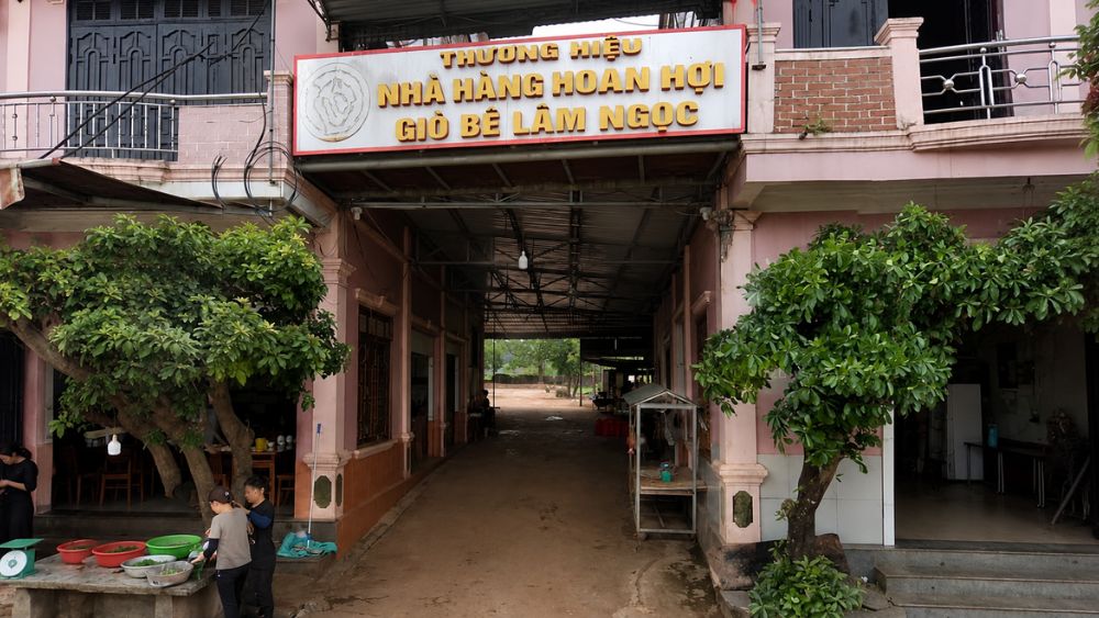 Nhà hàng Giò bê Lâm Ngọc ở Nghệ An bị phạt 14 triệu đồng sau khi phát hiện nhiều vi phạm an toàn thực phẩm.