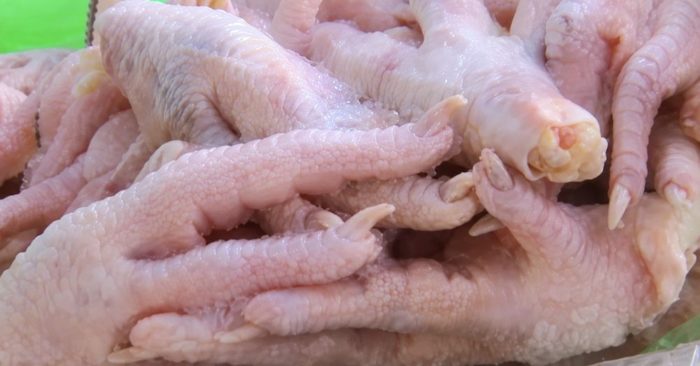 Phạt 42,5 triệu đồng chủ hộ kinh doanh sản xuất gần 1,3 tấn chân gà đông lạnh không rõ nguồn gốc, vi phạm quy định an toàn thực phẩm.