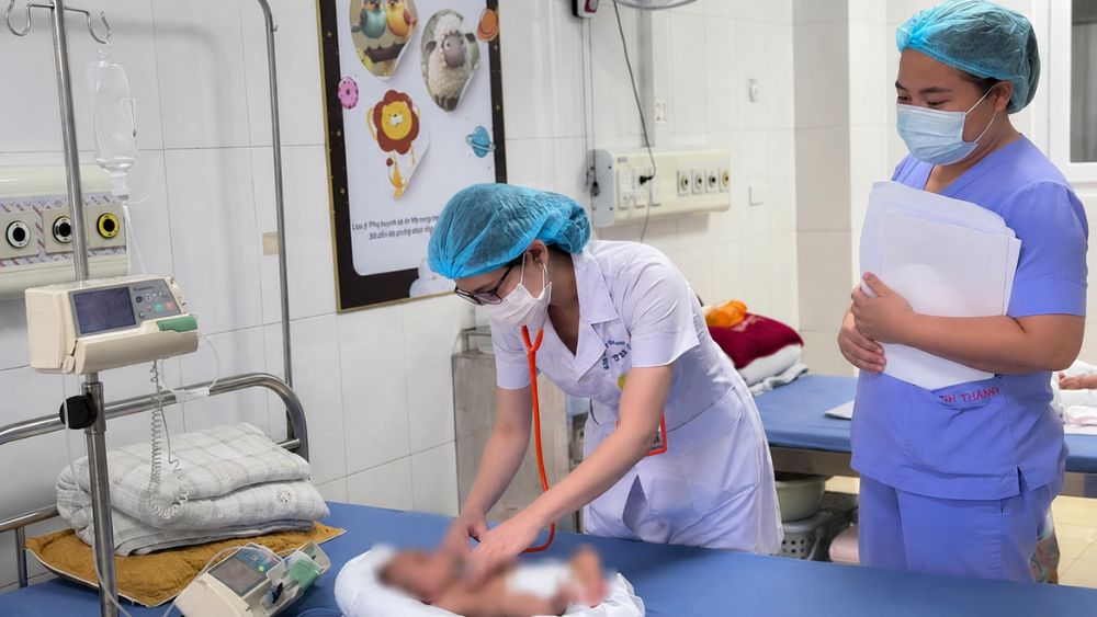 Trẻ sinh non 31 tuần bị viêm ruột hoại tử sau khi uống nhầm sữa tươi. Bác sĩ Bệnh viện Nhi Thanh Hóa điều trị tích cực, giúp trẻ dần hồi phục.