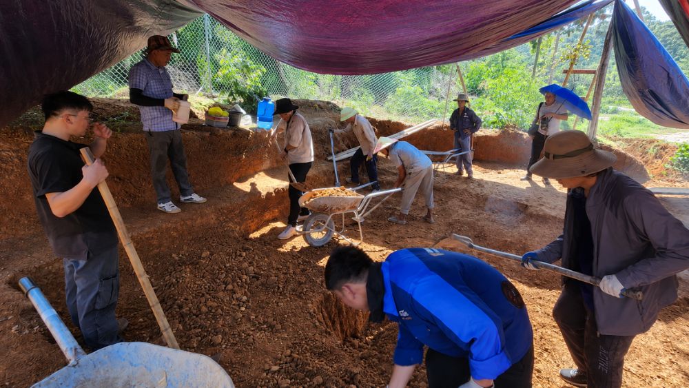Phát hiện mộ cổ ở Nghệ An khi đào đất làm hàng rào. Khai quật khẩn cấp hé lộ nhiều hiện vật có giá trị.
