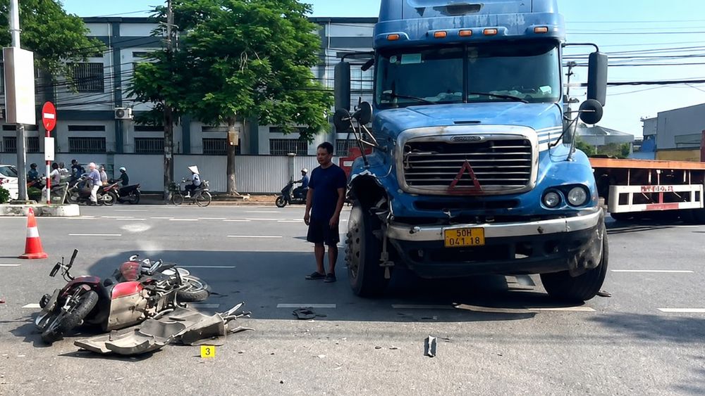 Hai người đi xe máy tử vong sau va chạm với xe đầu kéo tại đường Lê Duẩn, Hải Phòng. Cơ quan chức năng đang điều tra nguyên nhân.