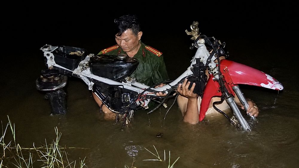 Cướp xe máy Cần Thơ: Công an bắt 5 đối tượng chặn đường, chém người và thu hồi 2 xe máy bị cướp.