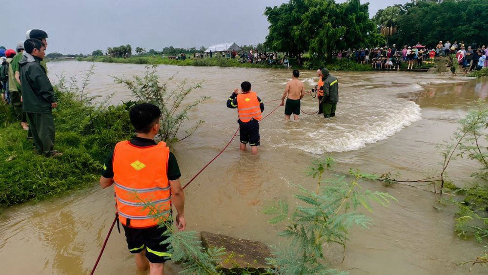 Người đàn ông ở Thanh Hóa ra sông đánh cá giữa mưa lũ, bị nước cuốn mất tích. Lực lượng cứu hộ đã tìm thấy thi thể nạn nh