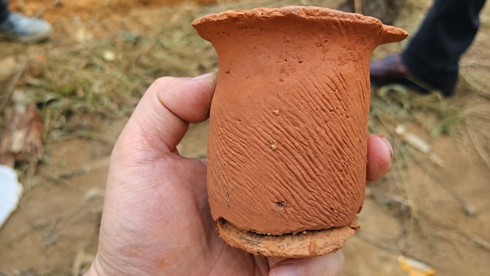 Khai quật mộ cổ ở Nghệ An gặp lớp đất đồi cứng, lực lượng chức năng phải dùng cuốc, thuổng, xẻng để đào.