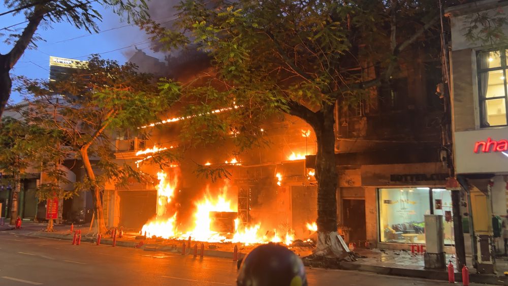 Cháy lớn tại quán bánh mì Vợ Anh ở Hải Phòng: Lửa bùng từ bếp gas ở cửa quán, nhanh chóng lan rộng, bao trùm toàn bộ cửa hàng.