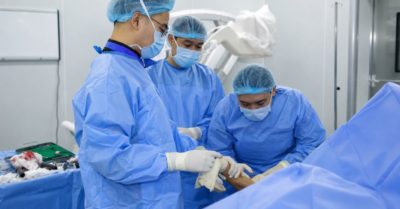 Không mổ mở, bé gái 14 tuổi gãy tay đã cử động sau 3 ngày