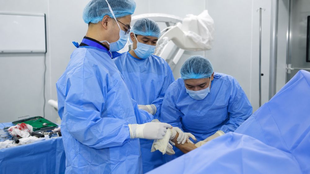 Sau phẫu thuật gãy xương do tai nạn, bé gái 14 tuổi đã có thể chủ động vận động cánh tay phải chỉ sau 3 ngày