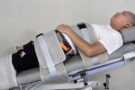 Người vợ 49kg bền bỉ chăm chồng liệt tứ chi sau tai nạn