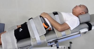 Người vợ 49kg bền bỉ chăm chồng liệt tứ chi sau tai nạn