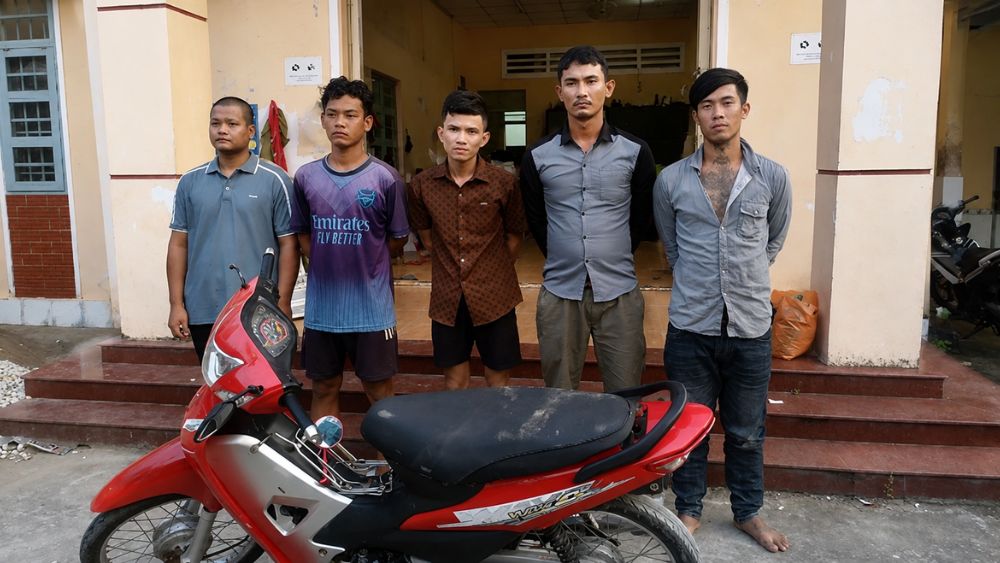 Vụ cướp xe máy ở Cần Thơ: 5 thanh niên bị bắt sau khi chặn đường, làm bị thương người đi xe và lấy 2 xe máy.