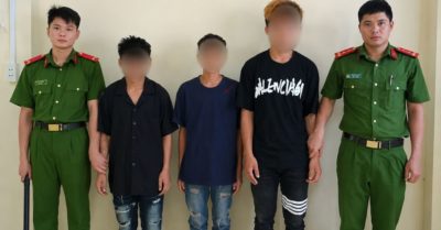 Ba thiếu niên vác kiếm chặn đường cướp điện thoại rồi bị bắt