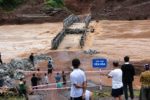 Chưa kịp thay cầu kiên cố, cầu tạm Nghệ An đã bị lũ cuốn trôi