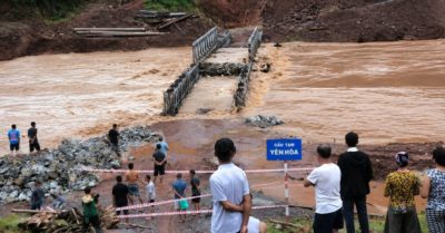 Chưa kịp thay cầu kiên cố, cầu tạm Nghệ An đã bị lũ cuốn trôi