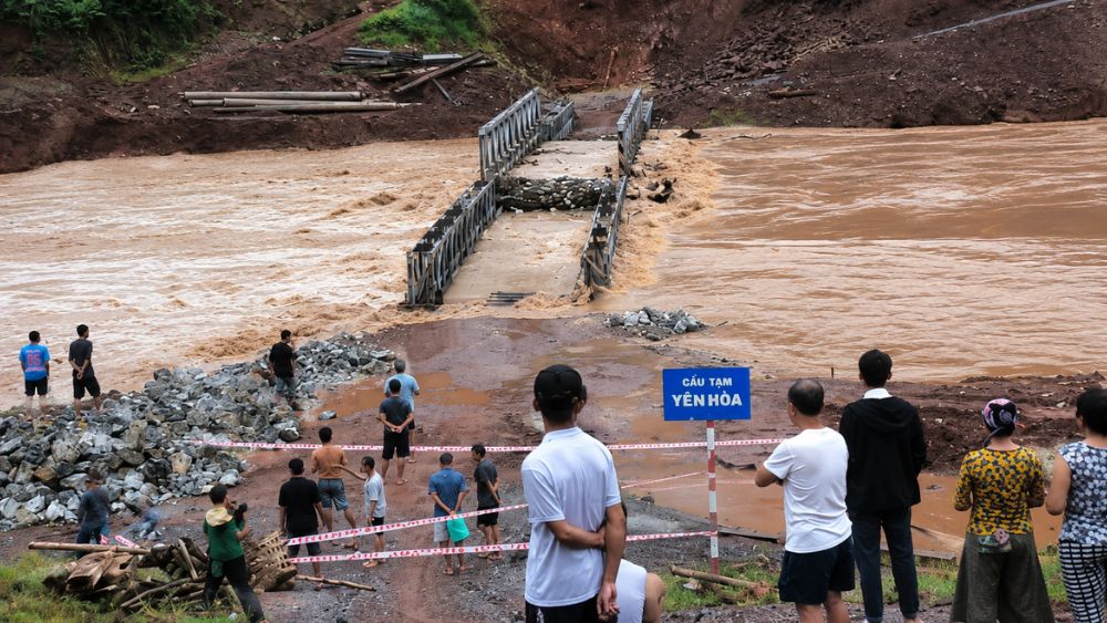 Mưa lũ cuốn trôi hai nhịp cầu tạm Yên Hòa ở Nghệ An, khiến hơn 400 hộ dân vùng biên tạm thời bị chia cắt.