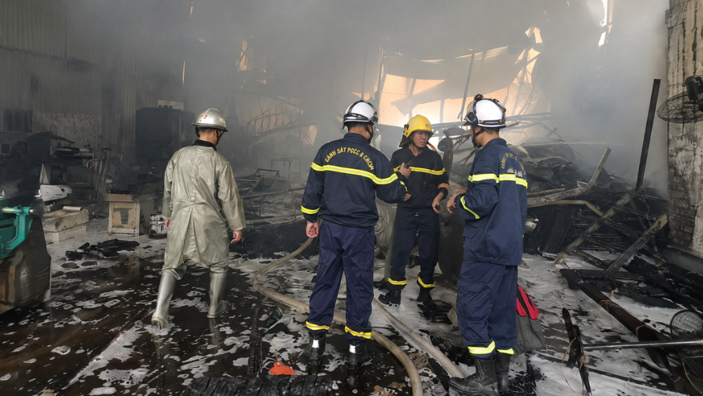 Vụ cháy xưởng gỗ ở Hà Nội khiến 3 người tử vong; cơ sở từng vi phạm PCCC và bị đình chỉ hoạt động từ năm 2021.