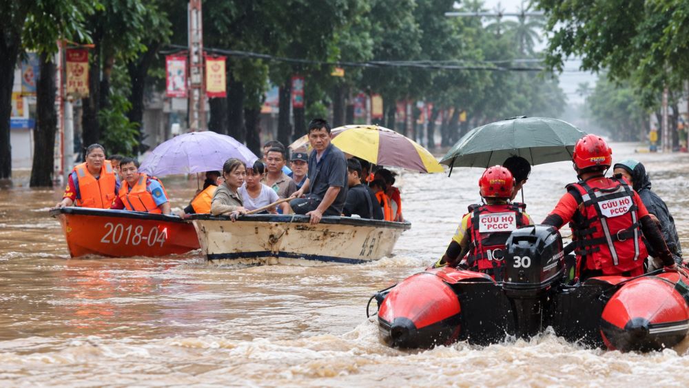 Bão Narra gây mưa lớn, làm ngập nhiều khu vực ở Quảng Tây, Trung Quốc, buộc 54.000 người phải sơ tán đến nơi an toàn.
