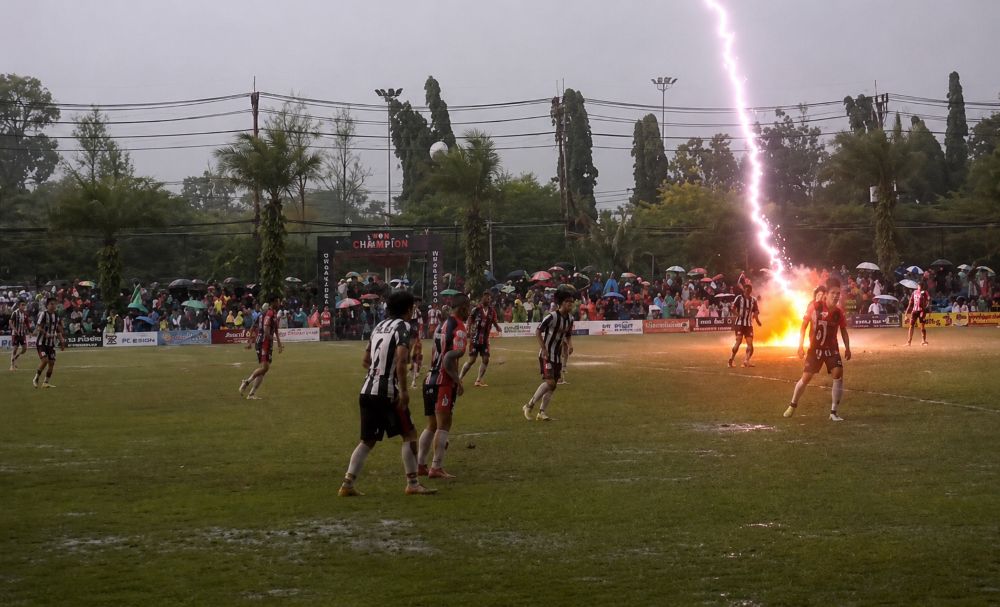 Cầu thủ Thái Lan bị sét đánh tử vong khi thi đấu bóng đá, vụ việc gây bàng hoàng và là lời cảnh báo về an toàn trong thời tiết xấu.