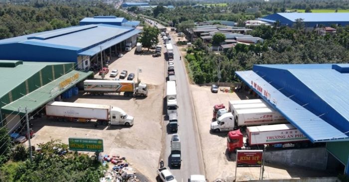 Mùa sầu riêng, Quốc lộ 26 quá tải vì xe chở hàng