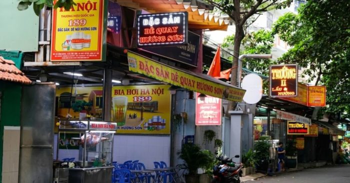 "Phố thịt chó" nổi tiếng tại TP.HCM tăng thưa vắng, các loại trà thơm sang bán món khác trước sự thay đổi của đời sống đô thị.