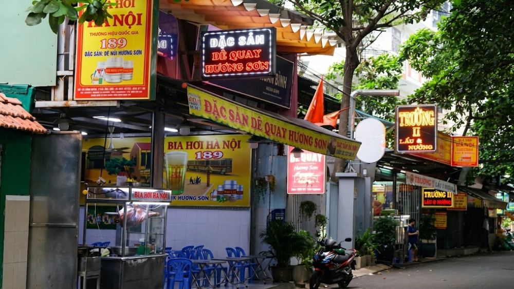 "Phố thịt chó" nổi tiếng tại TP.HCM tăng thưa vắng, các loại trà thơm sang bán món khác trước sự thay đổi của đời sống đô thị.