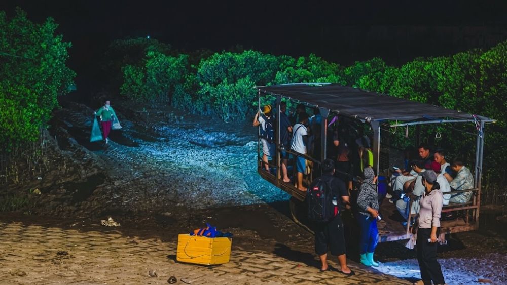 Hàng dài du khách tập trung từ 3h sáng, đi xe xích vượt bãi bồi bồi bình minh tuyệt đẹp trên biển vô cực Hưng Yên.