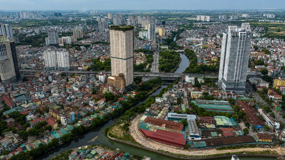 Toàn cảnh sông Nhuệ ô nhiễm chảy qua nhiều khu đô thị Hà Nội, chuẩn bị được cải tạo bằng dự án hơn 75.000 tỷ đồng.