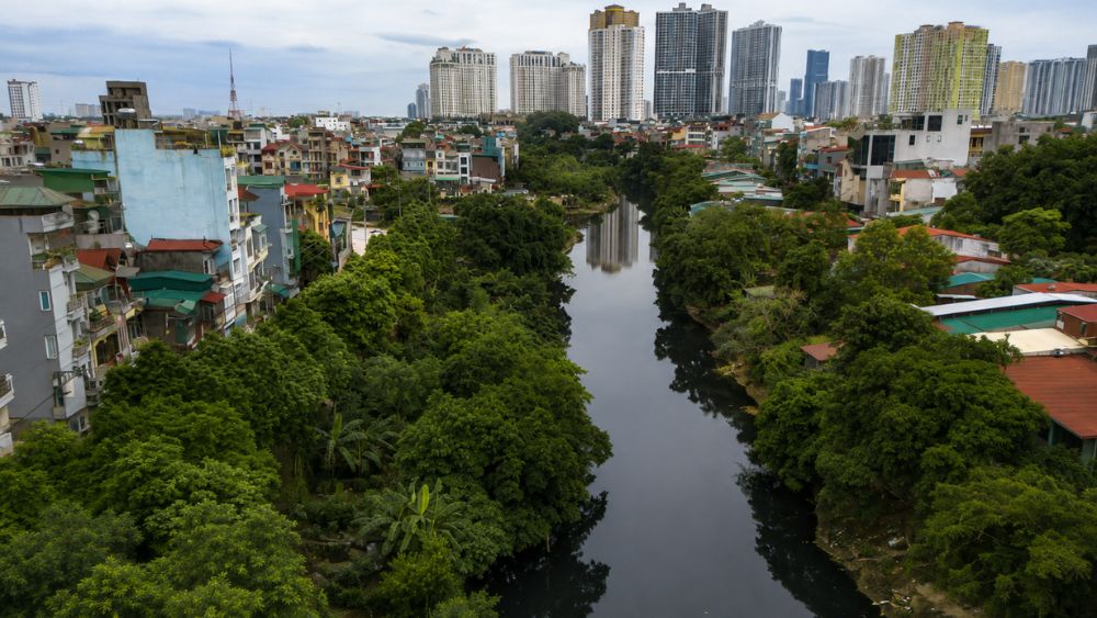 Sông Nhuệ ô nhiễm chảy qua nhiều khu đô thị lớn ở Hà Nội, kỳ vọng được hồi sinh nhờ dự án cải tạo hơn 75.000 tỷ đồng.