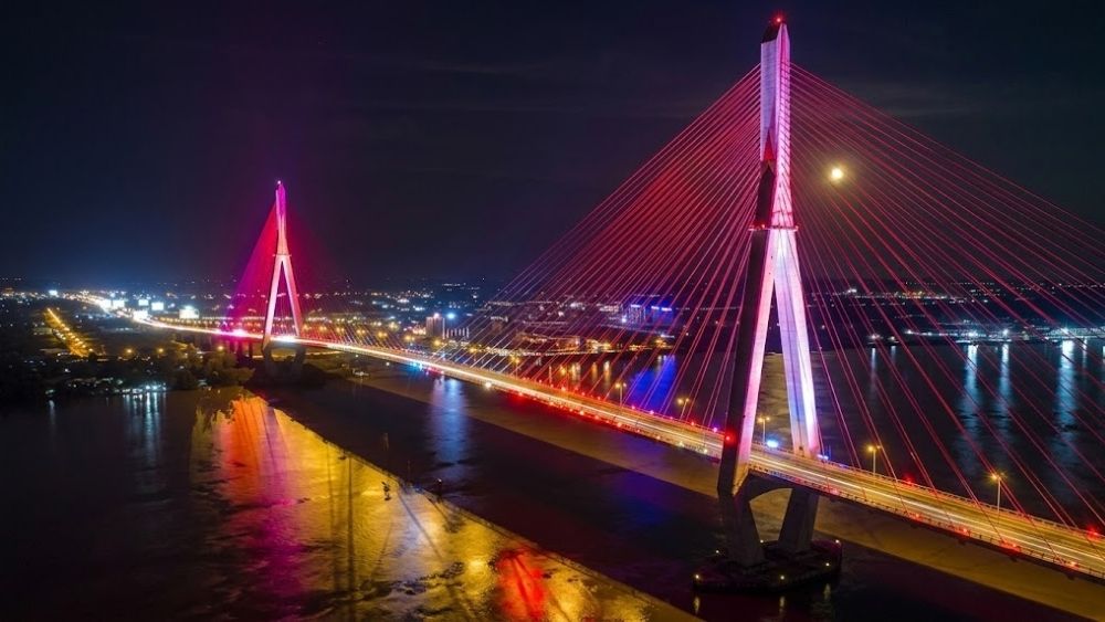 Cầu Cần Thơ phổi linh về đêm, công trình giao thông quy mô kết nối giao thương giữa TP Cần Thơ và Vĩnh Long.