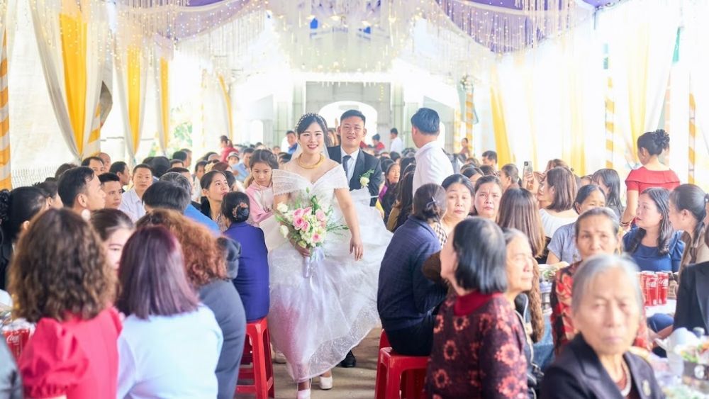 Nhiều gia đình ở Hà Tĩnh không gửi thiệp cưới mà nhờ trưởng thôn phát loa, bà con vẫn chúc mừng đông đủ. Xem ngay