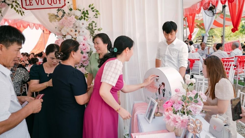 Đám cưới không gửi thiệp mời, chỉ nhờ trưởng thôn phát loa nhưng cả xóm ở Hà Tĩnh vẫn hào hứng đến chúc mừng. Khám phá ngay
