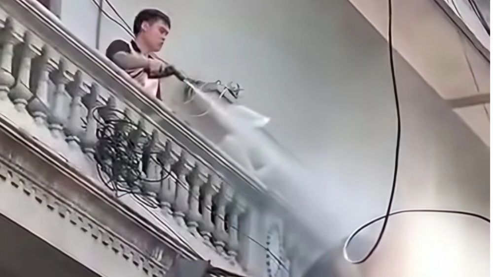 Khởi tố người đàn ông xịt nước vào thợ xây nhà sát vách, vụ việc gây chú ý và đang được cơ quan chức năng xử lý theo quy định.