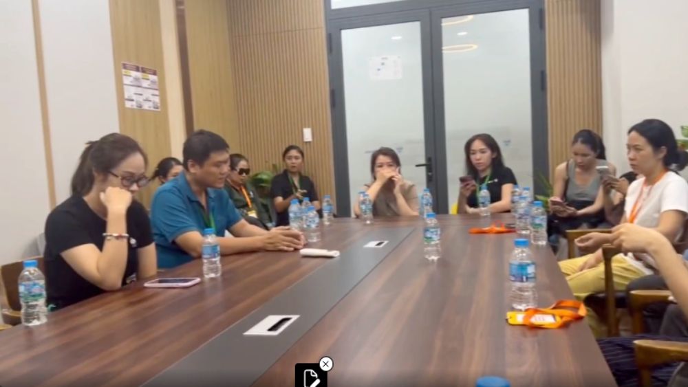 Thông tin mới vụ trường quốc tế PennSchool bất ngờ đóng cửa đúng ngày tựu trường, khiến nhiều phụ huynh tập trung làm việc với nhà trường.