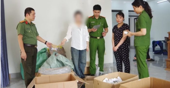 Mua viên nén đông y trôi nổi, Hồ Thị Hoa dán nhãn “lương y” để tiêu thụ, bị công an thu giữ hàng giả là thuốc chữa bệnh.