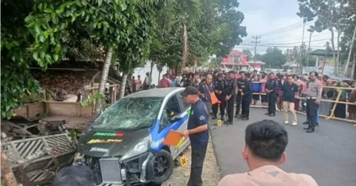 Xe đua lao vào đám đông, 08 người chết sau vạch đích