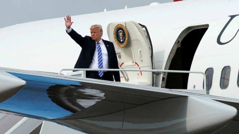 Mỹ phát hiện mối đe dọa tên lửa nhắm vào chuyên cơ chở Tổng thống Trump, làm dấy lên lo ngại về an ninh đối với ông.