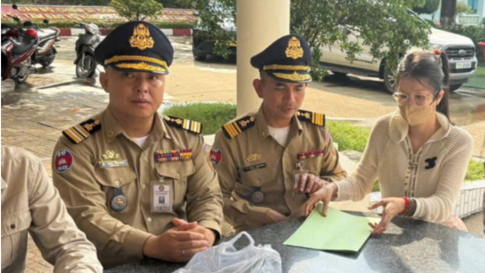 Nữ nghi phạm Đào Thị Trang bị bắt tại Campuchia sau 4 năm trốn truy nã về tội lừa đảo chiếm đoạt tài sản.